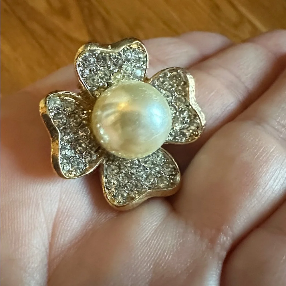 Kenneth Jay Lane (KJL) beautiful clip on earrings - Picture 3 of 4